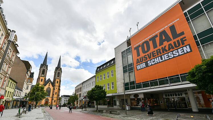 Die Hofer Fußgängerzone mit der Kaufhof-Filiale. Symbolfoto: Matthias Merz/dpa