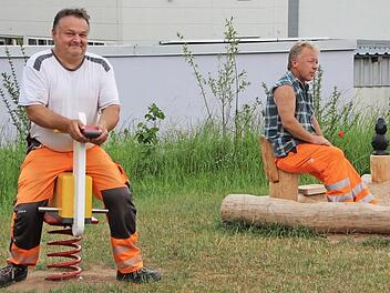Ein Herz für Kinder beweist Eberns Bauhof immer wieder bei der kreativen Gestaltung von Kinderspielplätzen. Mitunter entdecken die Mitarbeiter auch das Kind im Mann, wie hier Rainer Müller und Jürgen Nüßlein (von links) bei einer kleinen Verschnaufpause. Foto: Eckehard Kiesewetter