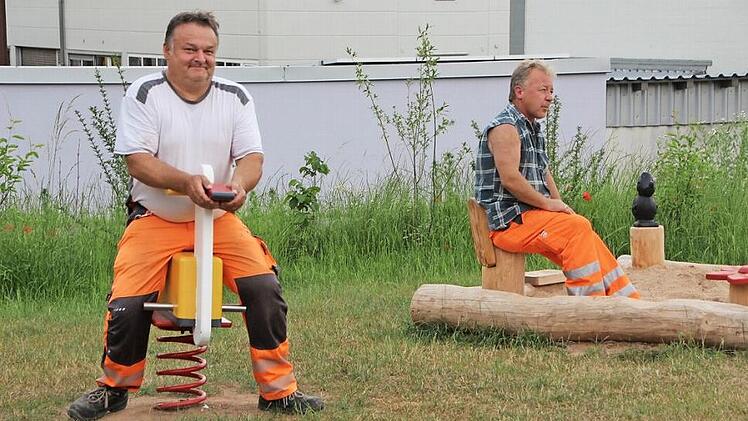 Ein Herz für Kinder beweist Eberns Bauhof immer wieder bei der kreativen Gestaltung von Kinderspielplätzen. Mitunter entdecken die Mitarbeiter auch das Kind im Mann, wie hier Rainer Müller und Jürgen Nüßlein (von links) bei einer kleinen Verschnaufpause. Foto: Eckehard Kiesewetter