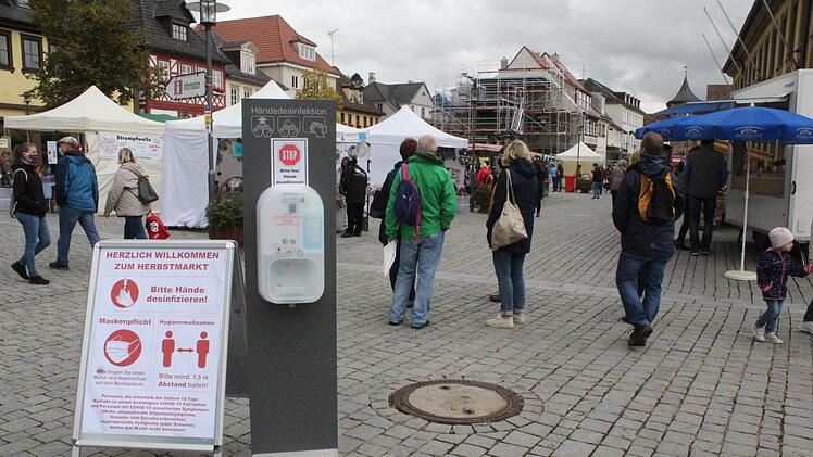 Eingangs und ausgangs des Marktes fand man Gelegenheit für Desinfektion. Auch der Security-Dienst sollte bilanzieren, dass die Besucher sehr diszipliniert waren.