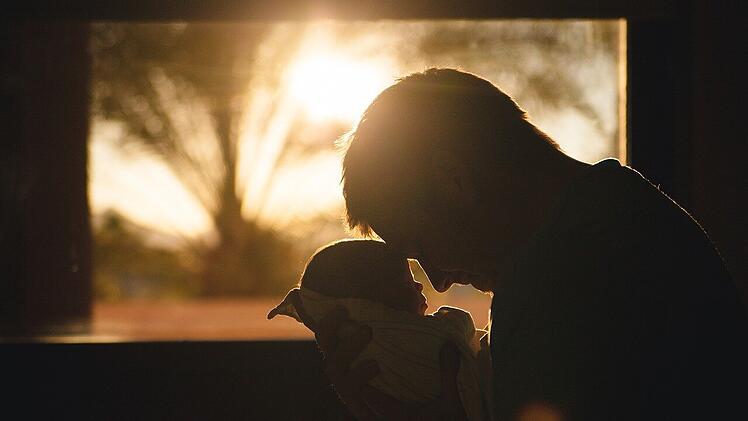 Liebevoller Körperkontakt hilft Babys, sich zu beruhigen und fördert ihre Entwicklung.