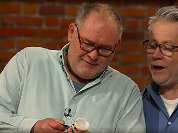 "Das ist Waldi, der Dackelfreund von Speedy!" Walter Lehnertz (links) und Kollege Jan Čížek machen bei "Bares für Rares" eine kuriose Entdeckung.