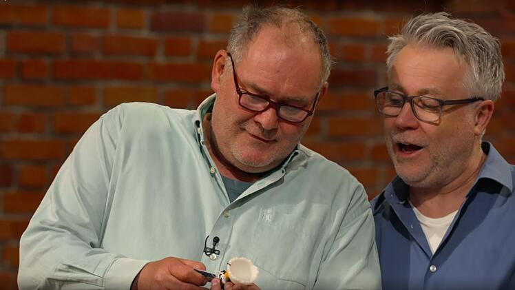 "Das ist Waldi, der Dackelfreund von Speedy!" Walter Lehnertz (links) und Kollege Jan Čížek machen bei "Bares für Rares" eine kuriose Entdeckung.