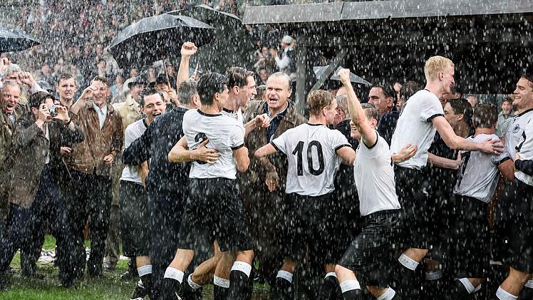 Ein Wunder, in Bern! Trainer Sepp Herberger (Christoph Gareisen, Mitte) freut sich mit der deutschen Fu&szlig;ballnationalmannschaft &uuml;ber den Weltmeistertitel in Adidas-Schuhen.