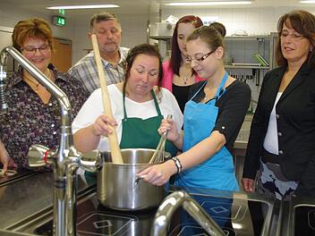 Sie freuen sich über die erfolgreiche Ausbildung. Im Bild (von links): die Leiterin Hauswirtschaft, Anke Weiß, Petra Köhler, Jessica Müller, Leiter des Knocks, Hans Löffler, Claudia Reißig und die stellvertretende Leiterin Hauswirtschaft, Angela Röschenthaler.  Foto: Veronika Schadeck