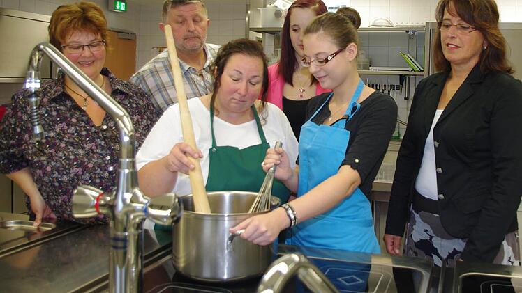 Sie freuen sich über die erfolgreiche Ausbildung. Im Bild (von links): die Leiterin Hauswirtschaft, Anke Weiß, Petra Köhler, Jessica Müller, Leiter des Knocks, Hans Löffler, Claudia Reißig und die stellvertretende Leiterin Hauswirtschaft, Angela Röschenthaler.  Foto: Veronika Schadeck