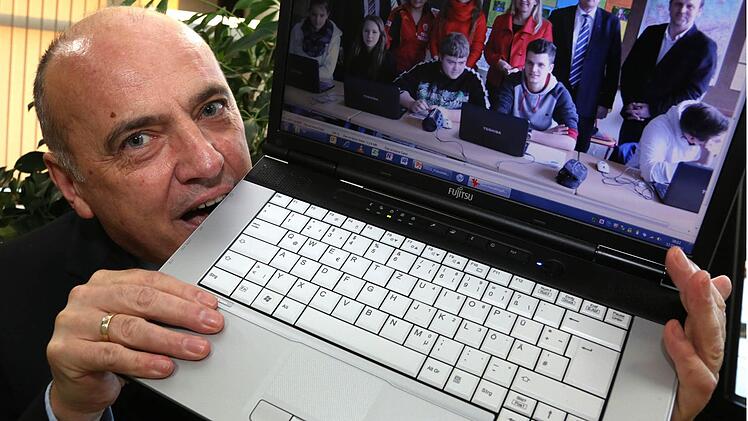 Peter Weber, Vorstandsvorsitzender von "Hardware 4 Friends" hält das in Händen, was zahlreiche Schulen in mehrfacher Ausführung als Spende vom Verein erhalten haben: einen Laptop. Foto: Matthias Hoch