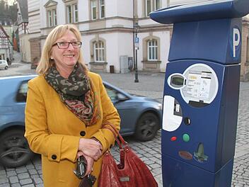 Susanne Müller aus Nürnberg findet das Kulmbacher Einheitsticket toll: "Da kann man alles erledigen und muss nur ein Mal bezahlen." Foto: Sonja Adam