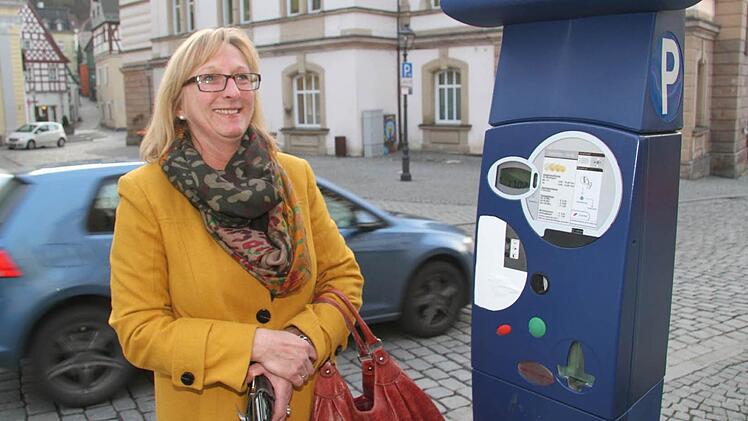 Susanne Müller aus Nürnberg findet das Kulmbacher Einheitsticket toll: "Da kann man alles erledigen und muss nur ein Mal bezahlen." Foto: Sonja Adam