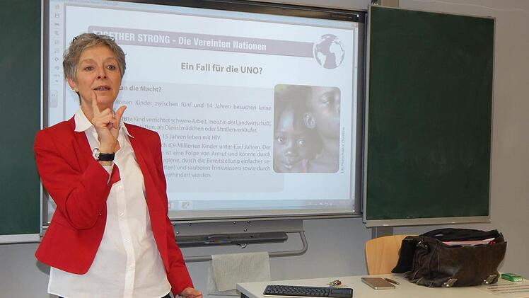 Sozialkundelehrerin Petra Arnold ist begeisert von den vielseitigen Einsatzmöglichkeiten einer interaktiven Tafel. Foto: Mona Lisa Eigenfeld