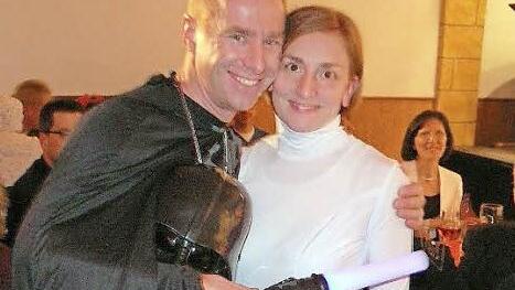 Bürgermeister Bernd Höfer in Kriegerausrüstung verfolgte das Geschehen mit seiner Prinzessin Daniela. Fotos: Karin Günther