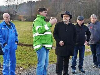 Von der Lage in Grün überzeugten sich die Mitglieder des Bau- und Umweltausschusses unter Vorsitz von Bürgermeister Egon Herrmann (Fünfter von rechts). Sie wurden durch die Bauantragsteller Anja Gehring (links) und Thomas Gehring (Sechster von rechts) vor Ort informiert. Foto: Hofmann