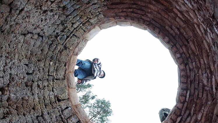 Der Ofenschacht hat einen Durchmesser von 1,5 Meter und ist ungefähr drei Meter tief. Foto: Arkadius Guzy