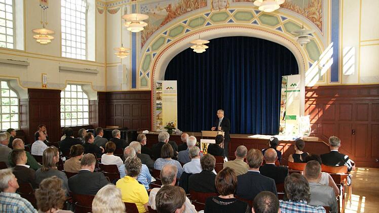 Die Beliebtheit und das Renommee des scheidenden Chefarztes äußerte sich in der großen Teilnehmerzahl bei der Verabschiedung im Kutzenberger Festsaal. Foto: Mario Deller
