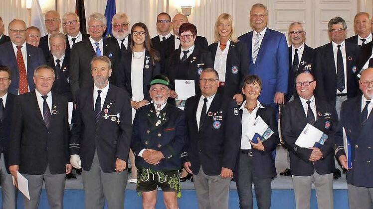 Die geehrten Mitglieder der bayerischen Wasserwacht beim Gruppenbild in der M&uuml;nchner Residenz Foto: Innenministerium