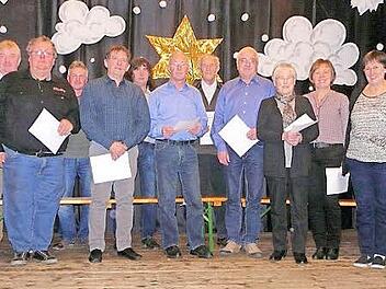 Langj&auml;hrige Mitglieder des TSV Elsa wurden besonders geehrt. Links Dritte B&uuml;rgermeisterin Nina Klett, rechts Vorsitzender Herbert Seidel. Foto: Karin G&uuml;nther