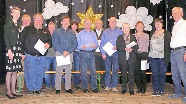 Langj&auml;hrige Mitglieder des TSV Elsa wurden besonders geehrt. Links Dritte B&uuml;rgermeisterin Nina Klett, rechts Vorsitzender Herbert Seidel. Foto: Karin G&uuml;nther