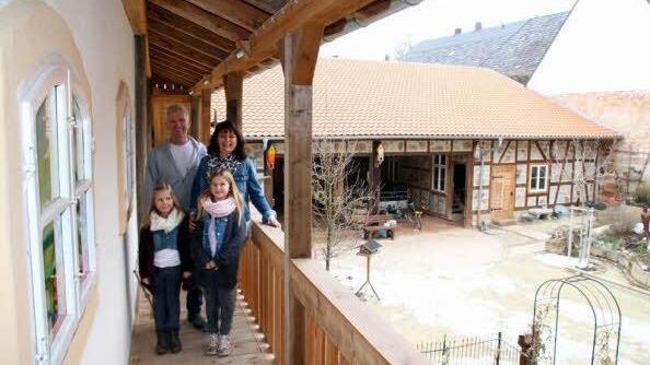 Für 25.000 Euro ersteigerten Manuela und Peter Hofmann (hier mit ihren Töchtern Leni (rechts) und Lilly) 2012 ein verfallenes Anwesen in der Seßlacher Pfarrgasse und restaurierten es mit viel Liebe zum Detail. Soeben hat der Hausherr diesen Wehrgang nachgebaut und mit Fenstermalereien von Susanne Vonhoff (Kemnath) versehen. Nun erhalten die Hofmanns den ersten Baukulturpreis der Initiative Rodachtal für herausragende Bauten in der Kategorie "Bestehende Bausubstanz".