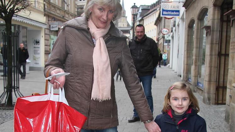 Elke Erbser und Sophia aus Mitwitz gefiel es, in Kulmbach nach Herzenslust zu shoppen. Foto: Sonny Adam