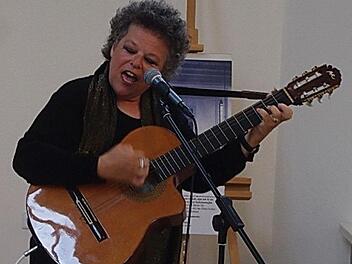 Die amerikanische Liedermacherin und Sängerin Laura Wetzler berührte die vielen Gäste in der Kronacher Synagoge. Foto: Heike Schülein