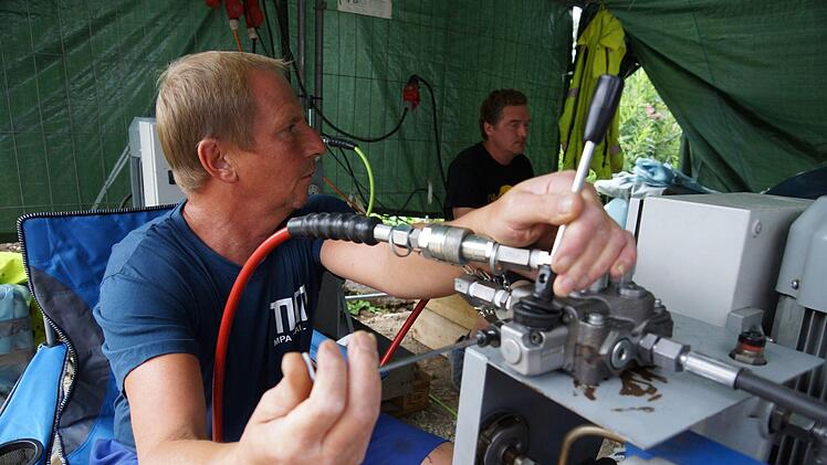 Helmut Dahler steuert das Hydraulikaggregat des Hauptzylinders.Foto: Arkadius Guzy