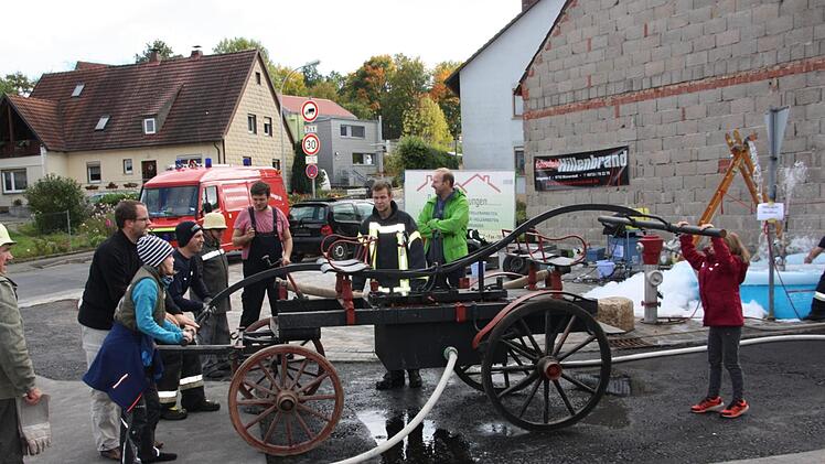 Große und kleine Besucher konnten das Pumpen am Spritzenwagen ausprobieren.Matthias Nöth