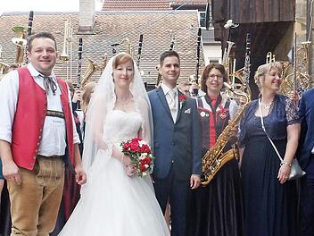 Aktive der Musikvereine Kasendorf und Stadtsteinach gratulierten dem Hochzeitspaar.  Foto: privat