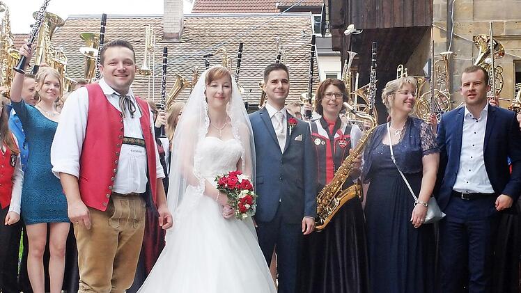 Aktive der Musikvereine Kasendorf und Stadtsteinach gratulierten dem Hochzeitspaar.  Foto: privat
