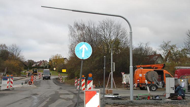 Hier wird noch gebaut - am Freitag um 16 Uhr wird die neue Ampel bei der Kreuzung Mainleus-Mitte offiziell in Betrieb genommen. Foto: Stephan Tiroch
