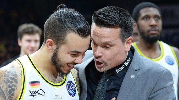 Beim Spiel gegen Schlusslicht Tigers Tübingen denkt Medi-Trainer Raoul Korner (rechts) bereits an eine gute Play-off-Positionierung. Hier berät er sich mit Gabe York, der mit 21 Punkten und fünf Dreiern Topscorer beim 87:77-Hinspielerfolg gegen Tübingen war.  Foto: Peter Mularczyk/Archiv