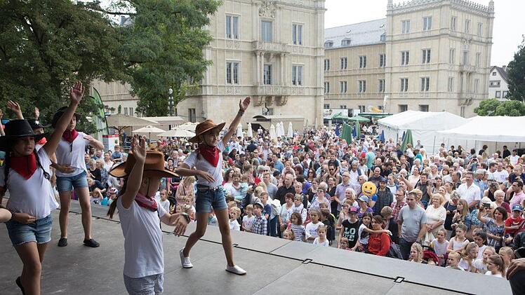 Impressionen vom Sonntagsprogramm auf der Showbühne. Foto: Barbara Herbst