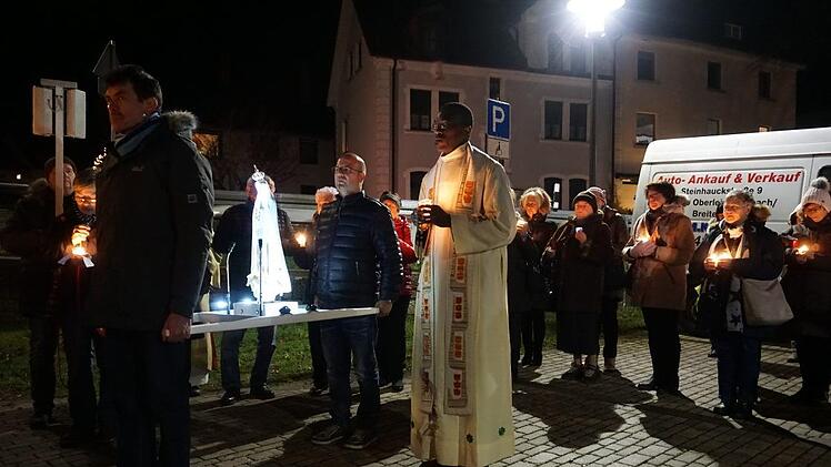 Die Fatima-Andacht im Dezember wurde mit einer Prozession durch Bad Brückenau verbunden. Marion Eckert