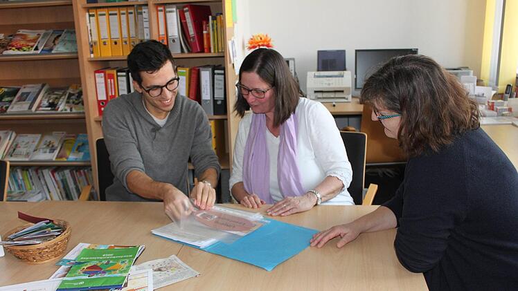 David Michler im Gespräch mit Schulleiterin Michaela Schell und Konrektorin Karin Kaim (v.l.) im Lehrerzimmer