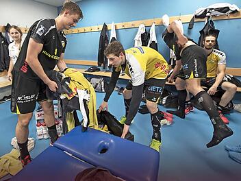 Youngster Jakob Knauer (links) und Max Jaeger waschen flei&szlig;ig "schmutzige W&auml;sche" beim HSC. Physiotherapeutin Laura Kramp (im Hintergrund), Marcel Timm und Patrick Weber (r.) k&uuml;mmern sich um ihre eigenen Sachen. Fotos: Hagen Lehmann