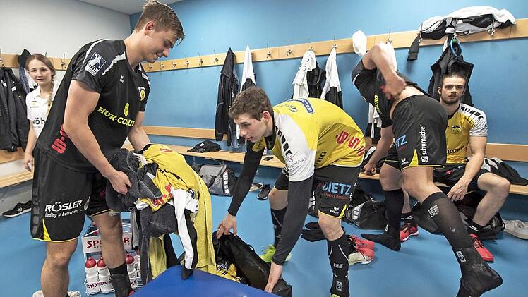 Youngster Jakob Knauer (links) und Max Jaeger waschen flei&szlig;ig "schmutzige W&auml;sche" beim HSC. Physiotherapeutin Laura Kramp (im Hintergrund), Marcel Timm und Patrick Weber (r.) k&uuml;mmern sich um ihre eigenen Sachen. Fotos: Hagen Lehmann