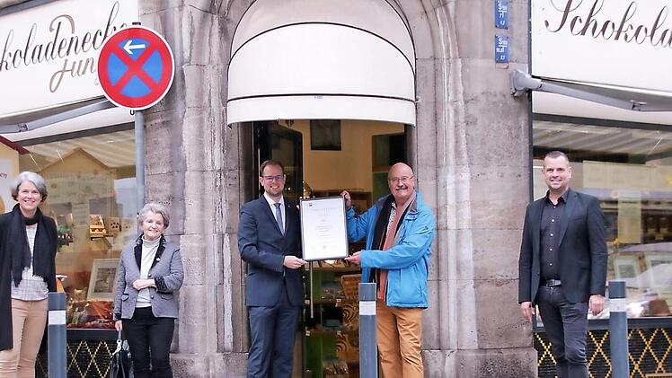 Jan-Markus Momberg (dritter von links) überreicht Inhaber Rainer Schuler die IHK-Urkunde zum 100. Unternehmensjubiläum. Nadja Schuler (links) nimmt auch die Glückwünsche von der früheren Interimsgeschäftsführerin Sigrid Stöhling und Bürgermeister Anton Schick (rechts) entgegen.  Foto: Benedikt Borst