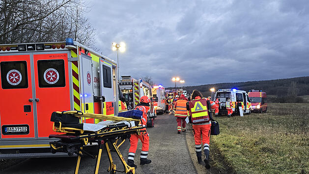 Rettungskr&auml;fte &uuml;ben Einsatz bei schwerem Verkehrsunfall