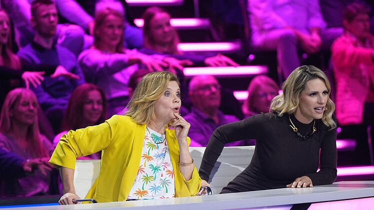 Michelle Hunziker rätselt mit Stars wie Annette Frier (links).