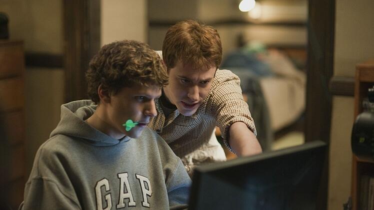 "The Social Network" (2010) ist eine gelungene Mischung aus witziger Hackerstory, Gerichtsthriller und pointierter Charakterstudie.