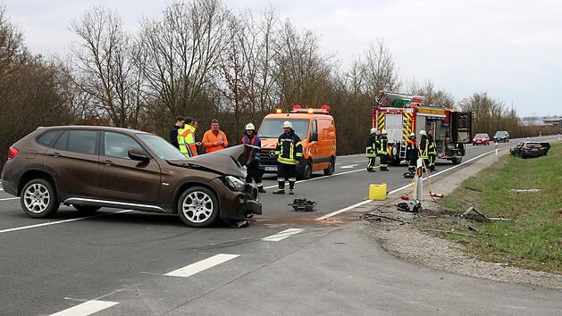 BMW-Crash auf B13: Abbiegefehler endet mit vier Verletzten
