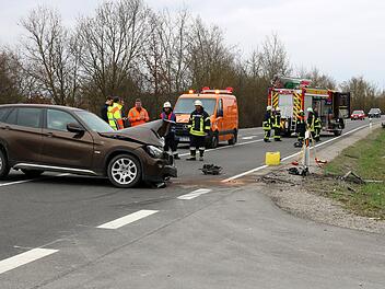 BMW-Crash auf B13: Abbiegefehler endet mit vier Verletzten