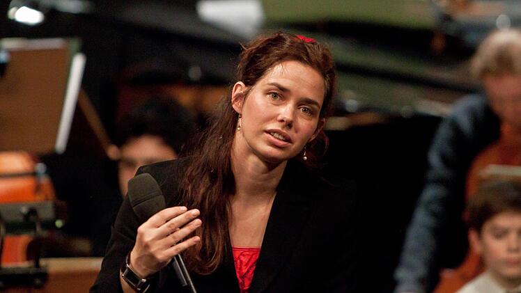 Anna-Sophie Brüning dirigierte und moderierte das Mitmachkonzert im Landestheater.