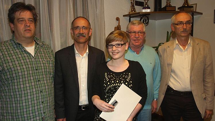 Funktionäre sind Basis jeder Vereinsarbeit. Im Auftrag von BLSV und BFV wurden für verantwortliche Dienste gewürdigt: (von links) Wolfgang Schneider, Thomas Mehn, Johanna Bausewein, Alfons Herterich.