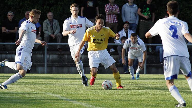 Umzingelt von drei Hirschaidern, Rene Rippstein (links), Benedikt Zenglein (hinten) und Fabian Nögel (Nr. 2) behauptet der Ebensfelder Dominik Kremer den Ball. Foto: sportpress