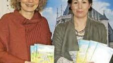 Die Pfarrerin Doris Otminghaus (links) und Lisa-Maria Neeb vom Tourismusbüro stellten die neue DVD vor.  Foto: Sabine Weinbeer