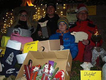 Viele Geschenk- und Dekoideen für Advent und Weihnachten bot die Sternennacht des Ebenhäuser Faschingsclubs. Auf unserem Foto zeigen (von links) Lisa Strauß, Dominic Wells, Lukas Schlereth und Franz Koch einige Produkte. Foto: Stefan Geiger