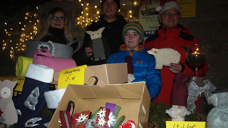 Viele Geschenk- und Dekoideen für Advent und Weihnachten bot die Sternennacht des Ebenhäuser Faschingsclubs. Auf unserem Foto zeigen (von links) Lisa Strauß, Dominic Wells, Lukas Schlereth und Franz Koch einige Produkte. Foto: Stefan Geiger