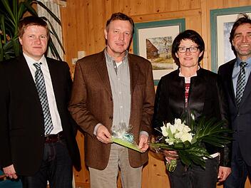 Harald Schäfer und Imelda Hetterich wurden mit der goldenen Verbandsnadel ausgezeichnet. Foto: Günther Geiling