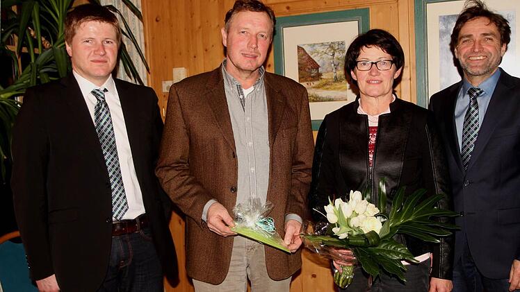 Harald Schäfer und Imelda Hetterich wurden mit der goldenen Verbandsnadel ausgezeichnet. Foto: Günther Geiling