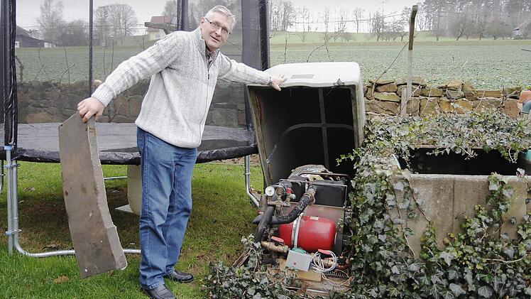 Sein Haus in Mainleus heizt Ramming seit fast 20 Jahren mit einer Sole-Wärmepumpe, die abgedeckt im Garten steht. Foto: Matthias Litzlfelder